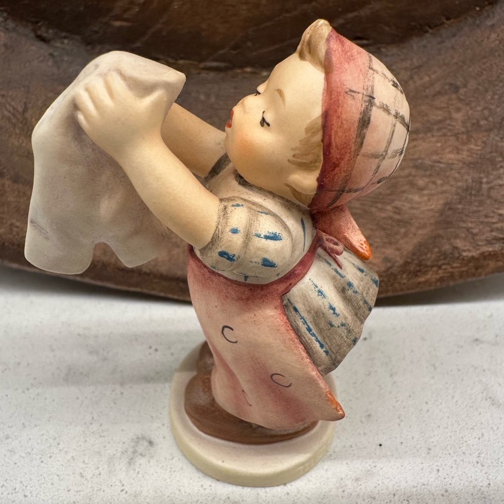 Vintage Hummel #321 ‘Wash Day’ Sculpture with Pink and Cream Tones